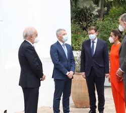 Los Reyes conversan con las autoridades que les esperaban a su llegada al domicilio del escritor Francisco Brines