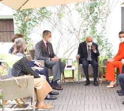 Encuentro de Sus Majestades los Reyes con Francisco Brines y autoridades