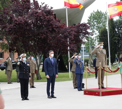 Su Majestad el Rey recibe los Honores que por Ordenanza le Corresponden antes del inicio del Acto de Reconocimiento al Personal participante en mision