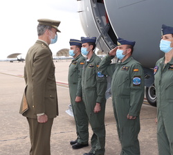 Su Majestad el Rey saluda a la tripulación del Airbus 400M encargado de repatriar a los ultimos participantes españoles en las misiones en Afganistán