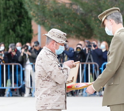 Su Majestad el Rey recibe del Coronel Álvarez la última Bandera Nacional que ha ondeado en Kabúl - Afganistán