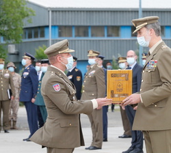 Su Majestad el Rey entrega al Director del Museo del Ejército, General Arenas para su custodia la última Bandera Nacional que ha ondeado en Afganistán
