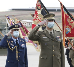Oración y Toque de Oración, salva de fusilería y sobrevuelo de dos F-18 del Ala 12 para homenajear a aquellos que dieron su vida por España en el cump