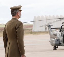 Su Majestad el Rey y una de las aeronaves emblemáticas que han participado en los 19 años de misiones de España en Afganistán