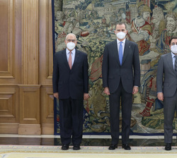Su Majestad el Rey junto al secretario general de la Organización para la Cooperación y el Desarrollo Económicos, Ángel Gurría y al secretario de Esta