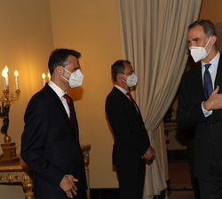 Sus Majestades los Reyes reciben el saludo del subsecretario de Ciencia e Innovación, el secretario general de Investigación y la secretaria general d