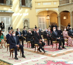 Sus Majestades los Reyes momentos previos al acto de entrega de los Premios Nacionales de Investigación