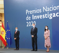 Sus Majestades los Reyes antes de la entrega de los galardones a los premiados