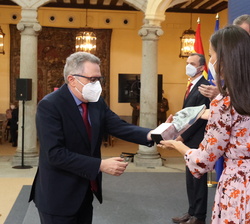 Doña Letizia entrega a Francesc Xavier Vives el Premio Nacional de Investigación "Pascual Madoz" en el área de Derecho y Ciencias Económicas