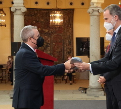 Don Felipe entrega a Javier Querol el Premio Nacional de Investigación "Alejandro Malaspina" en el área de Ciencias de los Recursos Naturale