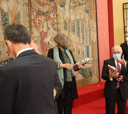 Don Felipe en un breve en cuentro con los premiados