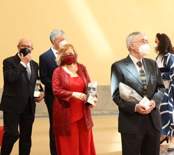 Su Majestad la Reina recibe las impresiones de los premiados