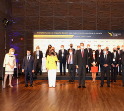 Fotografía de grupo de Su Majestad el Rey junto a las autoridades y representantes de CEAPI