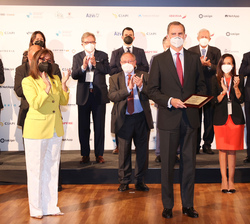 Don Felipe con la placa que le han entregado, junto a las autoridades y representantes de CEAPI