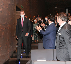 Su Majestad el Rey recibido entre aplausos a su entrada al auditorio