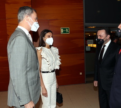 Sus Majestades los Reyes a su llegada a Ifema, son recibidos por el primer ministro de Georgia, Irakli Garibashvili y el embajador de Georgia en Españ
