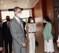 Sus Majestades los Reyes a su llegada a Ifema, reciben el saludo de la presidenta de la Comunidad de Madrid, Isabel Díaz Ayuso y de la ministra de Ind