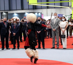 Sus Majestades los Reyes durante una representación en el expositor de Georgia