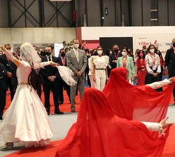 Sus Majestades los Reyes durante una representación en el expositor de Georgia
