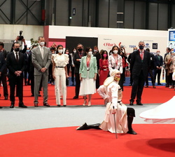 Sus Majestades los Reyes contemplan un grupo de danza tradicional de jóvenes georgianos