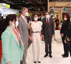 Sus Majestades los Reyes en el expositor de Iberia, conversan con representantes de los colectivos de empleados de Iberia más activos durante la pande