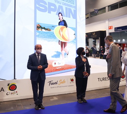 Sus Majestades los Reyes en el expositor de Turespaña, reciben el saludo de los consejeros de turismo de todas las Comunidades Autónomas asistentes