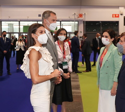 Don Felipe y Doña Letizia en el expositor de Madrid conversan con la presidenta de la Comunidad de Madrid, Isabel Díaz Ayuso y el alcalde de Madrid, J