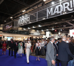 Don Felipe y Doña Letizia durante su recorrido por el expositor de Madrid