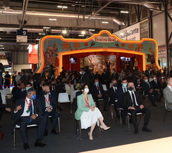 Sus Majestades los Reyes en primera fila de asientos en el auditorio de FITUR
