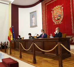 Su Majestad el Rey al inicio del acto en la mesa presidencial