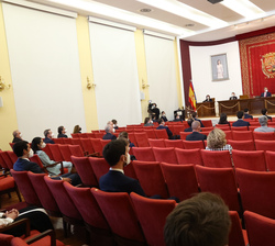 Su Majestad el Rey durante la intervención de la ministra de Asuntos Exteriores, Unión Europea y Cooperación, María Aranzazu González Laya