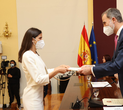 Su Majestad el Rey durante la entrega de los despachos a los miembros de la LXXII promoción de la Carrera Diplomática