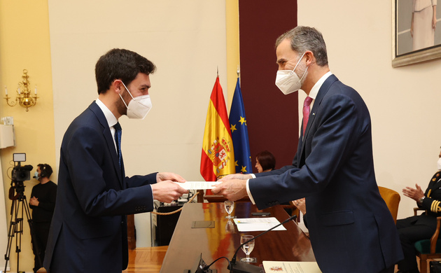 Su Majestad el Rey durante la entrega de los despachos a los miembros de la LXXII promoción de la Carrera Diplomática