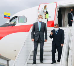 El director Ceremonial y Protocolo, Galo Yépez invita a Su Majestad el Rey a descender del avión en el Aeropuerto Internacional "Mariscal Sucre -