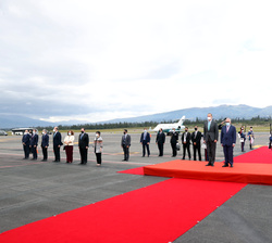 Vista general de la ceremonia de bienvenida durante la interpretación de los Himnos Nacionales de España y Ecuador