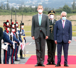 Su Majestad el Rey durante la interpretación de los Himnos Nacionales de España y Ecuador