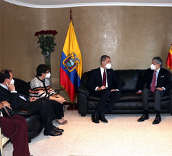Su Majestad el Rey y el presidente electo de la República del Ecuador, Guillermo Lasso acompañados por las delegaciones de ambos países durante su enc