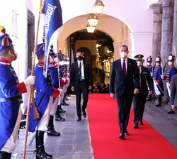 Su Majestad el Rey es recibido por un Cordón de Honor a su llegada al Palacio de Carondelet
