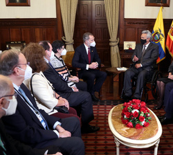 Su Majestad el Rey y el presidente de la República del Ecuador, Lenin Moreno acompañados por las delegaciones de ambos países durante el encuentro
