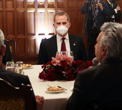 Su Majestad el Rey durante la cena ofrecida por el presidente saliente de la República del Ecuador, Lenin Moreno