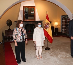 Su Majestad el Rey con la ministra de Asuntos Exteriores, Unión Europea y Cooperación, Arancha González Laya, y la embajadora de España en la Repúblic