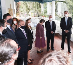 Don Felipe durante su encuentro con una representación de la colectividad española