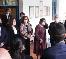Don Felipe conversa con varias personas en su encuentro con una representación de la colectividad española