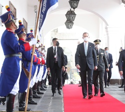 Su Majestad el Rey a su llegada al Palacio de Carondelet para el almuerzo ofrecido por el presidente y la primera dama de la República del Ecuador