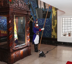 Su Majestad el Rey realiza un saludo al Estandarte Nacional de la República del Ecuador
