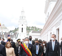 Su Majestad el Rey y el presidente de la República del Ecuador, Guillermo Lasso acompañados por y la primera dama