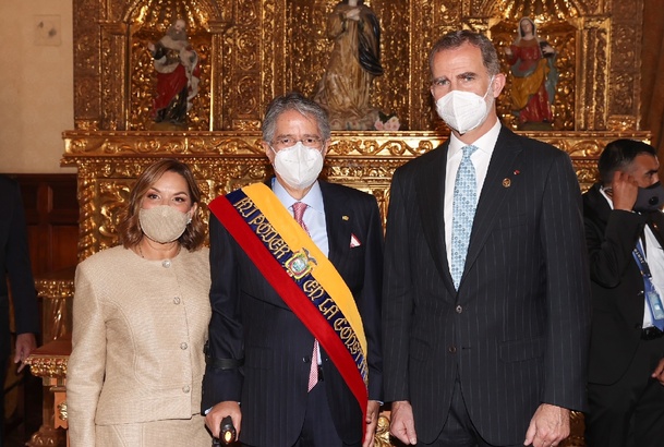 Su Majestad el Rey con el presidente y la primera dama de la República del Ecuador