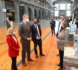 Visita de Su Majestad el Rey a la exposición de prototipos de respiradores
