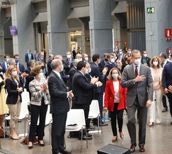 El Rey al finalizar el recorrido por la exposición