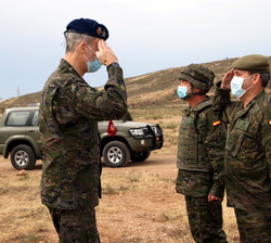 Su Majestad el Rey recibe el saludo de los mandos militares que han participado en el ejercicio